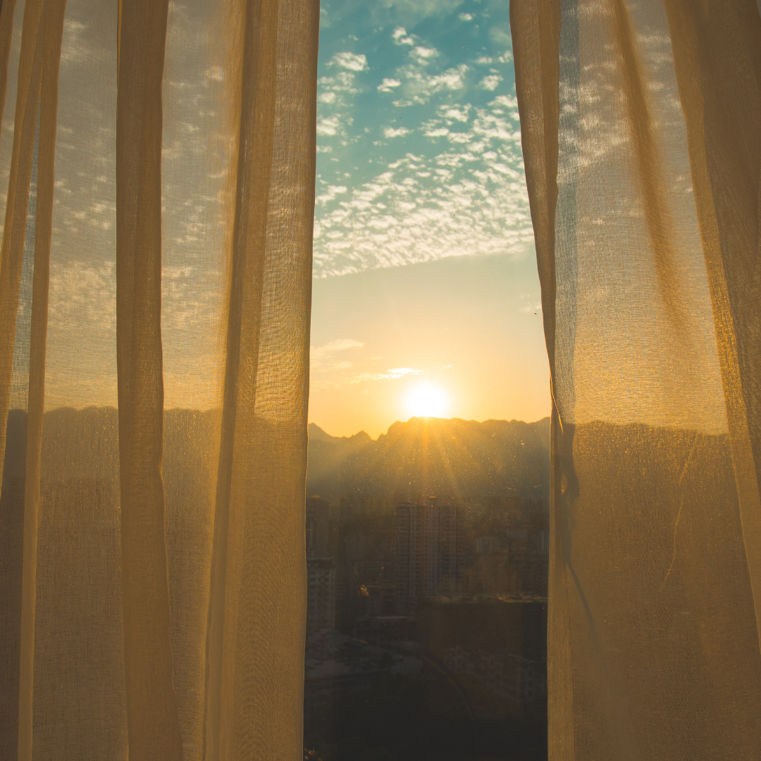ventanas cortinas y persianas para proteger de los rayos UV