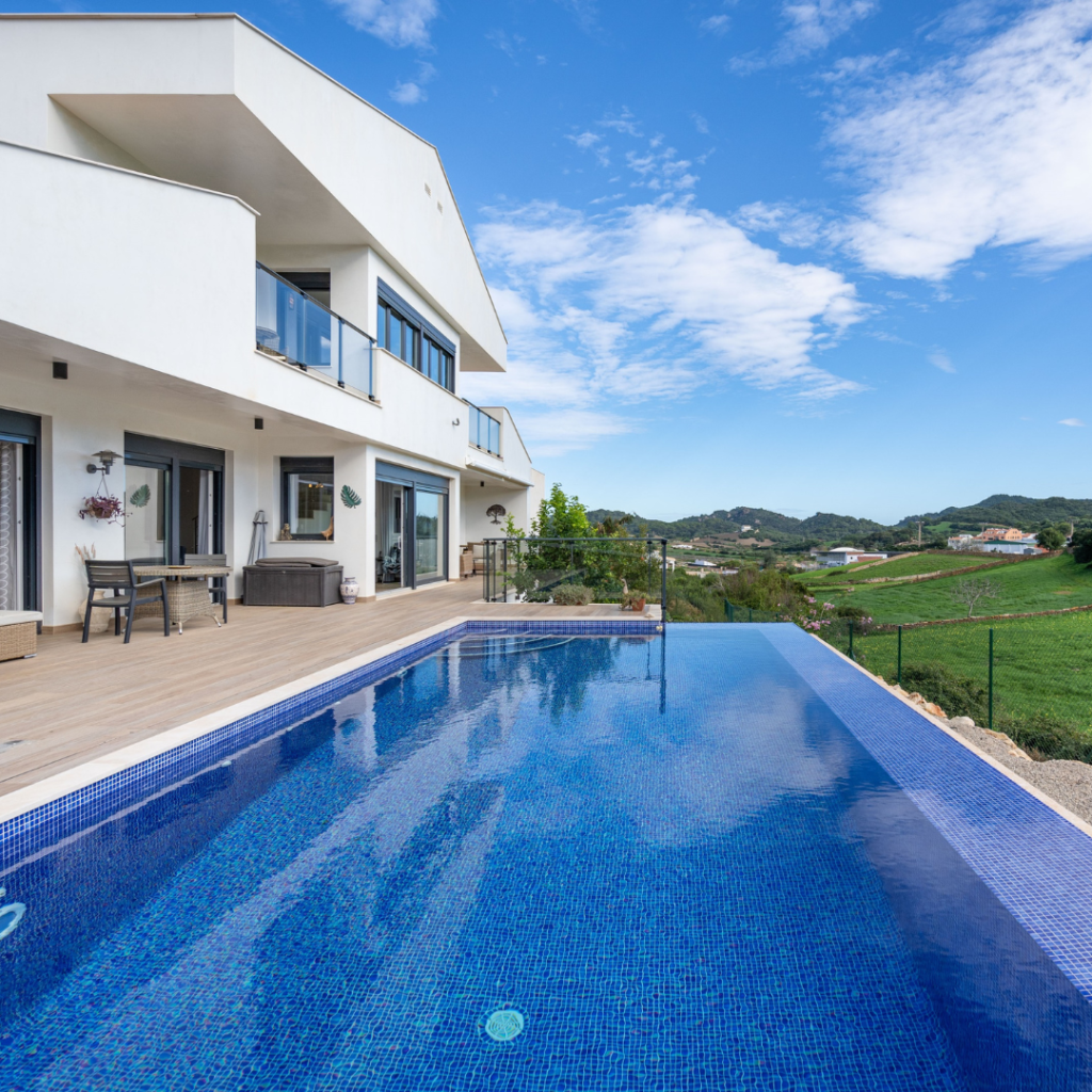 belle maison avec une piscine à débordement située à la périphérie de Mercadal