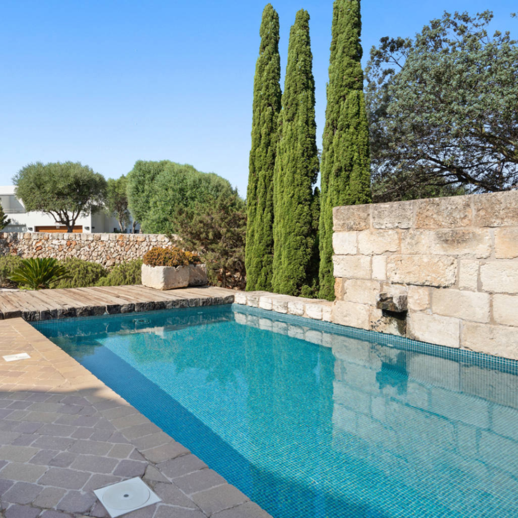 Sa Caleta à Ciutadella, et c'est un chalet au design sublime et impeccable qui dispose également d'une licence touristique