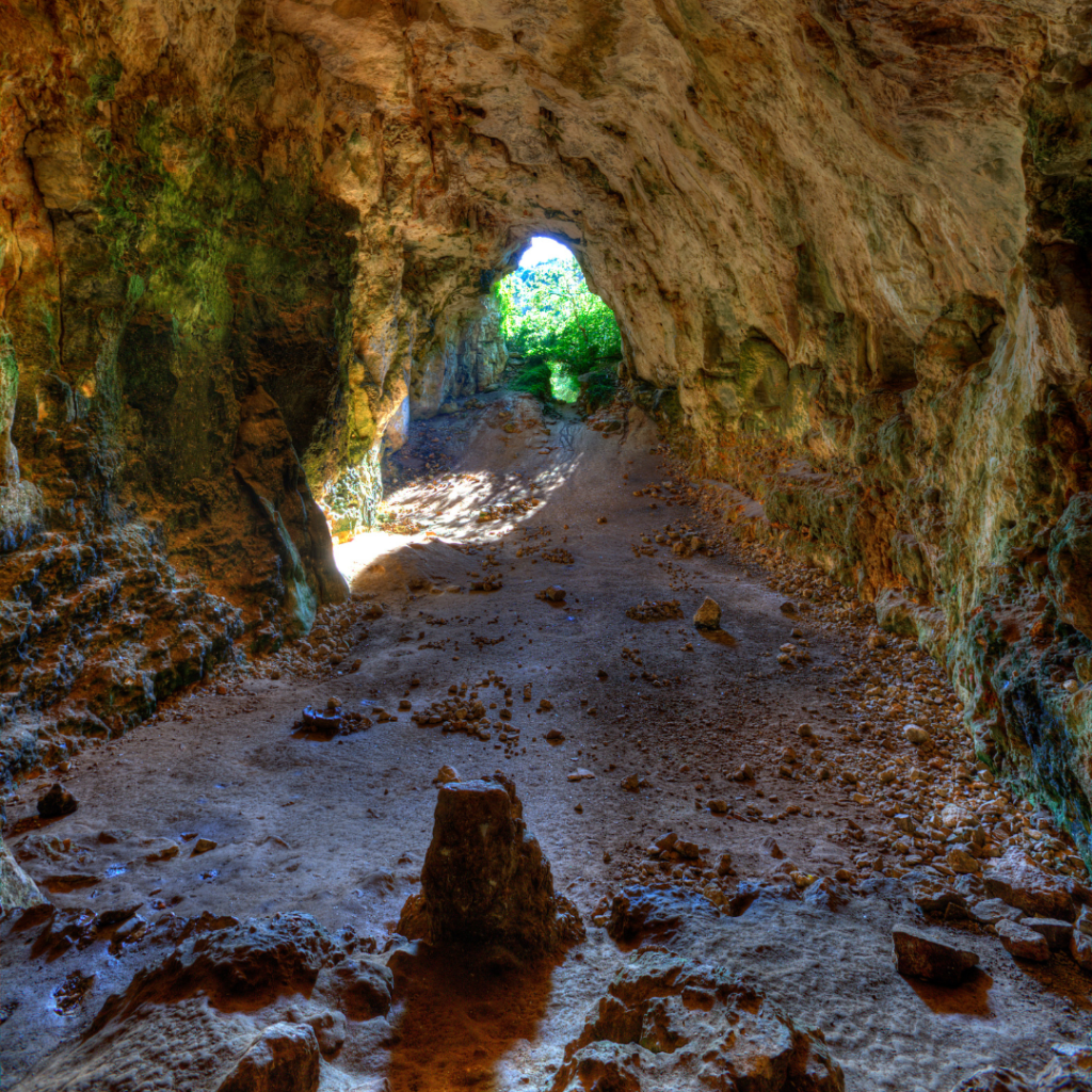Découvrir la Magie de Minorque: Grottes et Cavernes