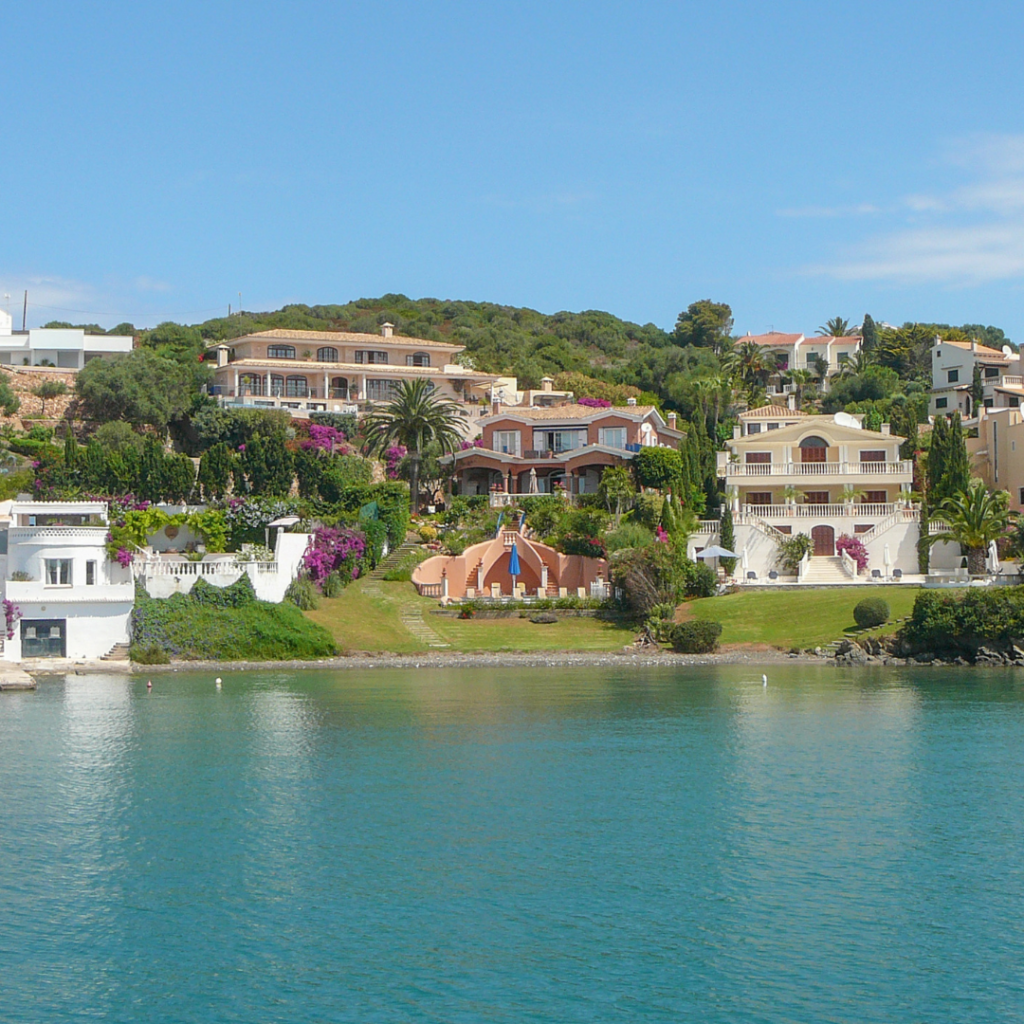 Cala Llonga avec son élégance en bord de mer
