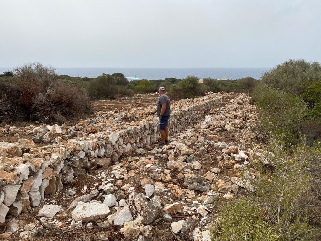 Les Maîtres de la Pierre : L'Art de la Construction des Murs en Pierre Sèche à Minorque