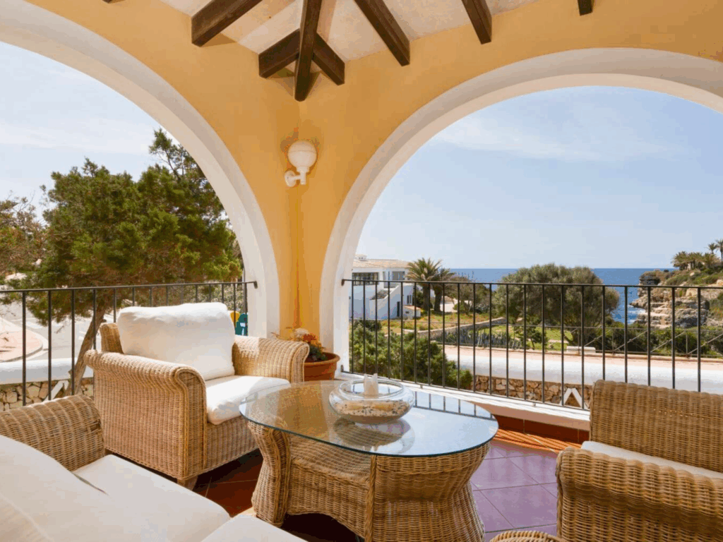 Villa with sea views in Cala en Brut