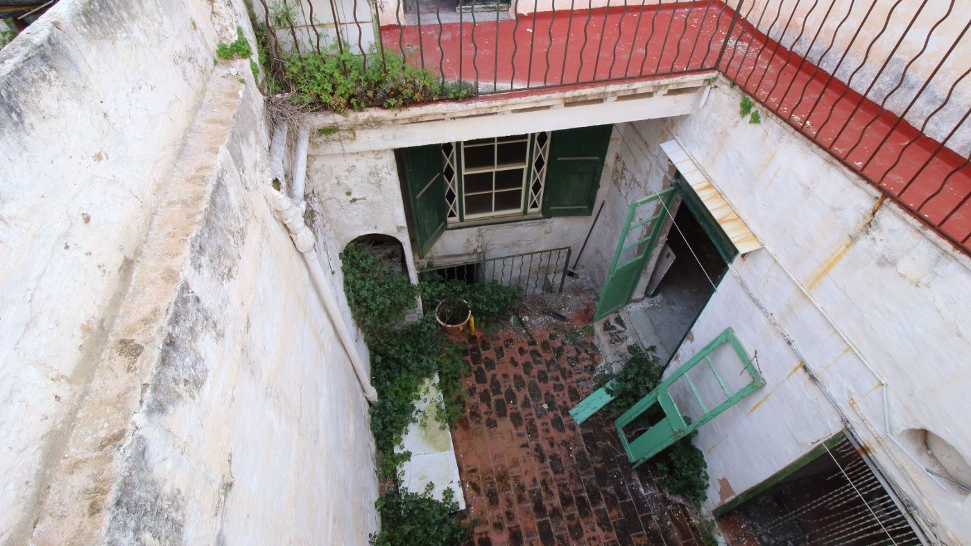 Patio interior de la casa — Antes