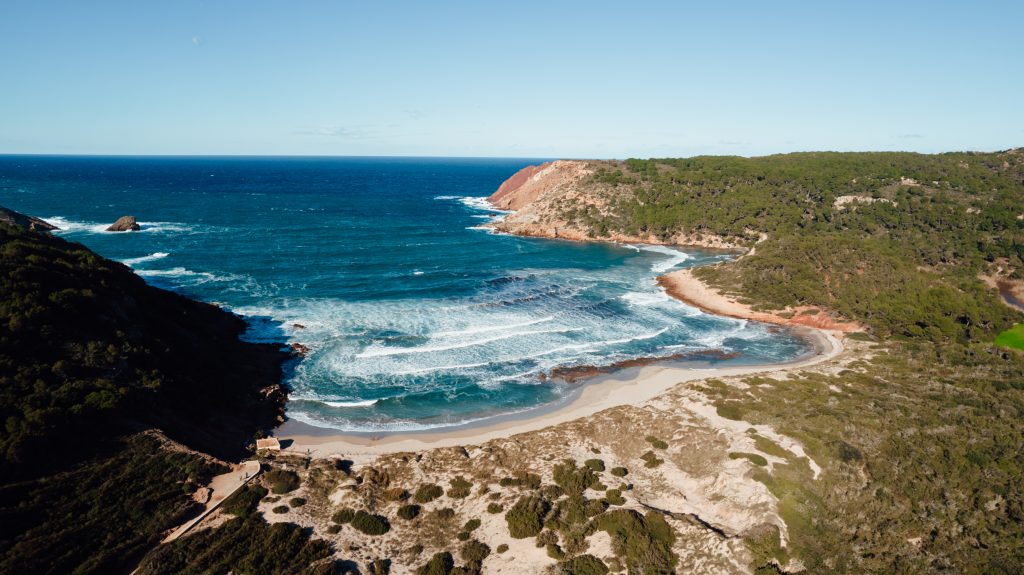 ¿Por qué visitar Menorca en primavera?