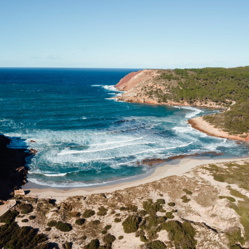 ¿Por qué visitar Menorca en primavera?